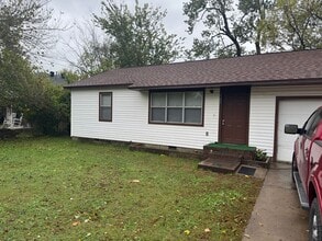 Building Photo - 2 Bedroom / 1 Bathroom Home with 1 Car Gar...