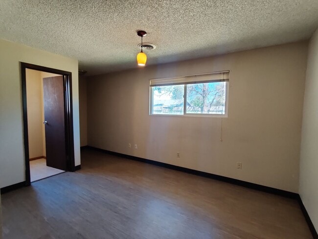 Building Photo - Central Kennewick Duplex for Rent