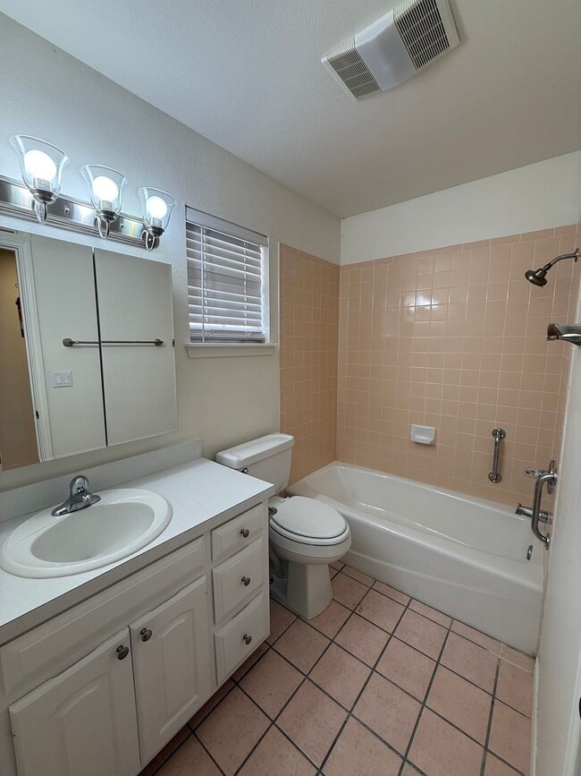 Building Photo - 4 Bed Brick Home! Zia School District! - Pets Welcome!!!