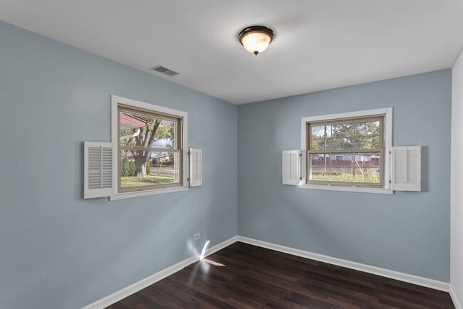 Building Photo - 904 Woodland Dr