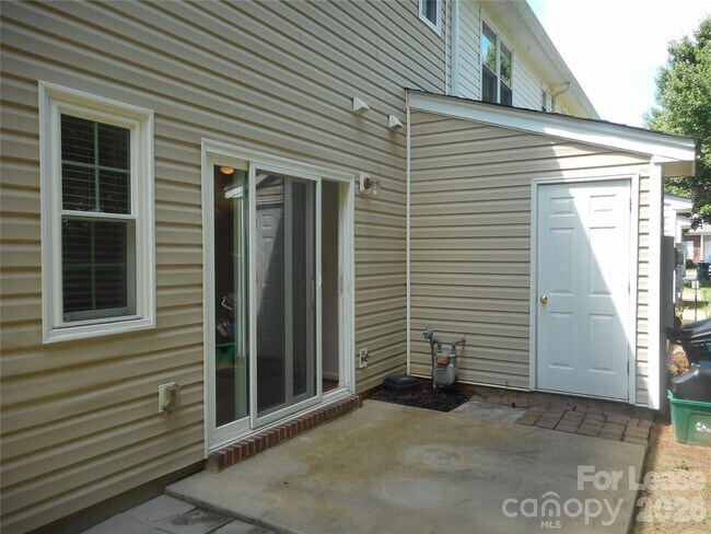 Building Photo - 322 Deep Water Ln