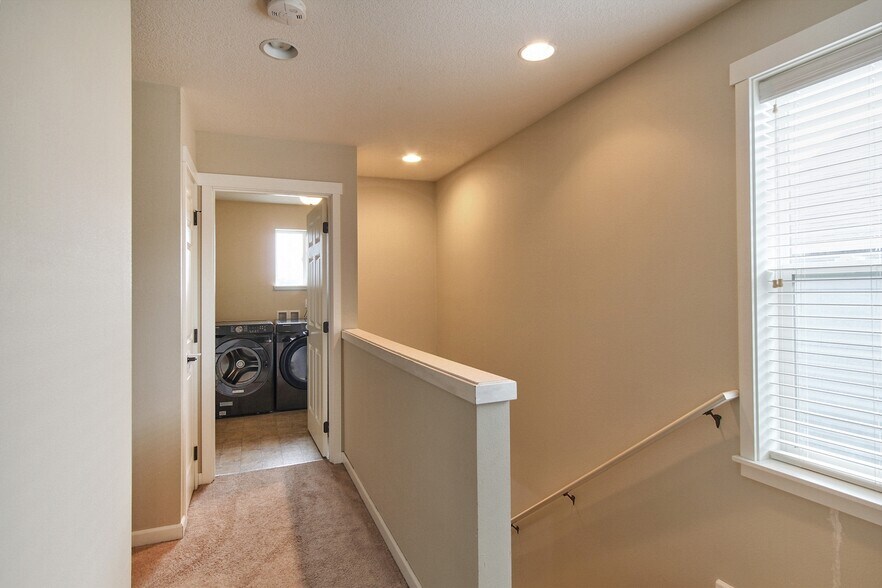 Building Photo - 17536 SW Parkway Ct