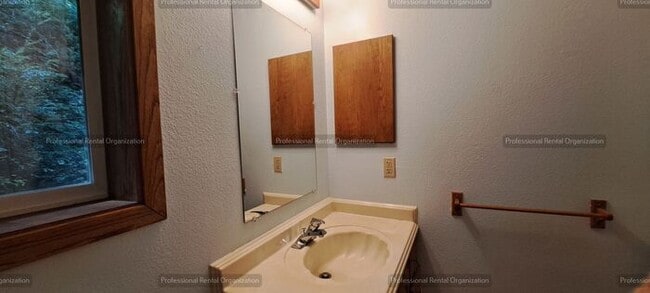 Building Photo - Sun drenched Sanctuary in the heart of the Redwoods minutes from Town