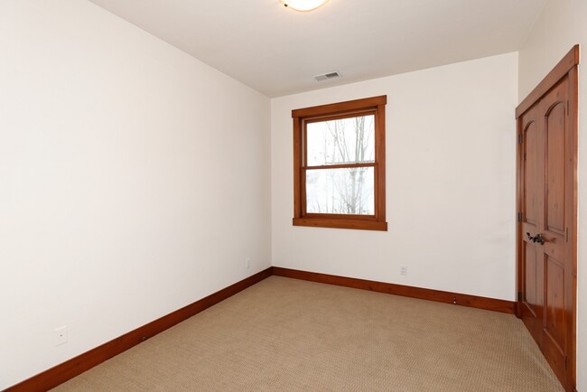 Building Photo - 210 Juniper Ct