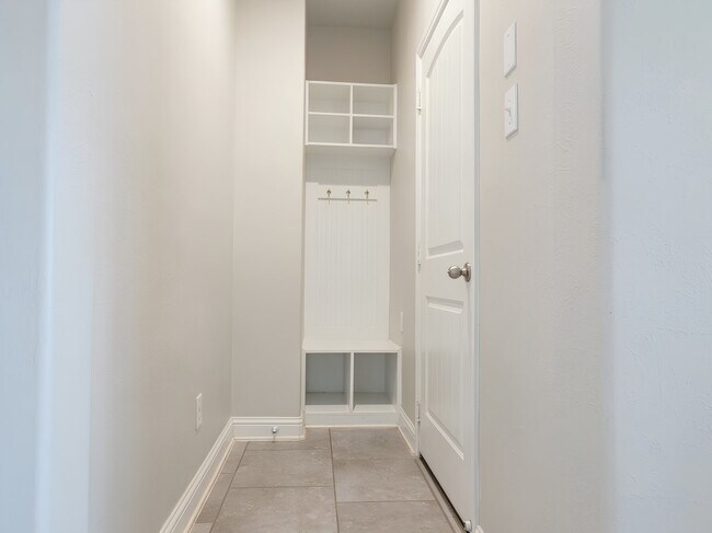 Building Photo - 8206 Oxbow Manor