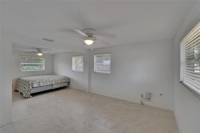 Building Photo - 802 W Russell Dr