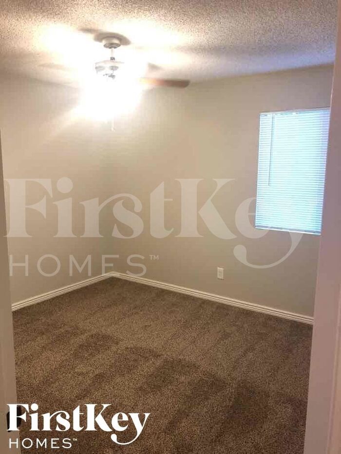 Building Photo - 907 W Kerry Ln