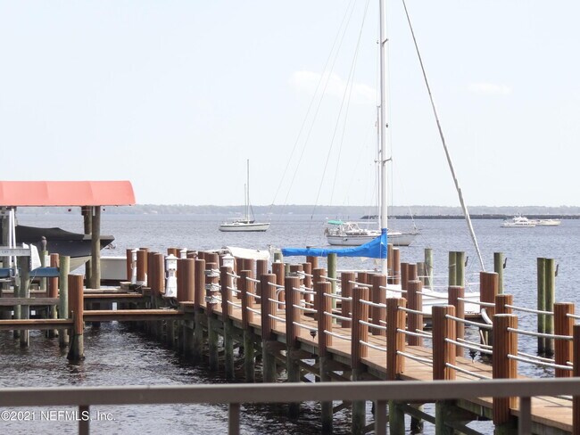 Building Photo - 120 Bay St