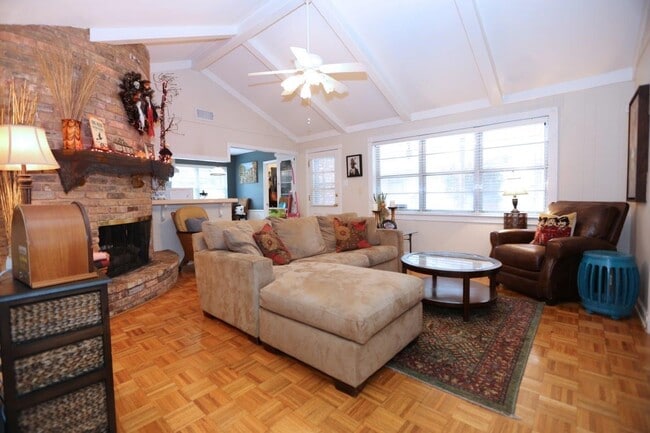 Building Photo - 1070 Curtin St