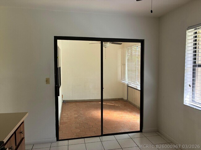 Building Photo - 1628 Palmland Dr