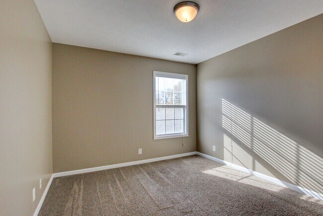 Building Photo - Well-maintained two-story home located in Arthur’s Court.