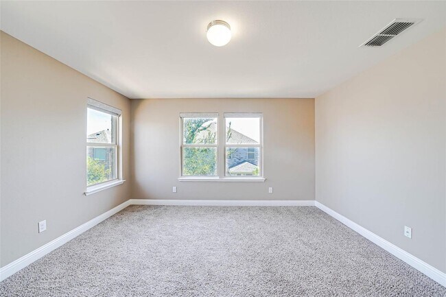 Building Photo - 410 Club House Dr