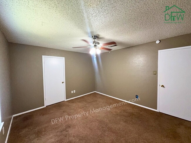 Building Photo - Spacious 3-Bed / 2-Bath Home with Large Fenced Backyard in Quiet Benbrook Neighborhood