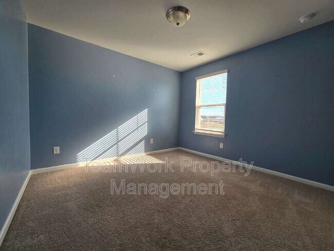 Building Photo - 454 Zenith Blvd