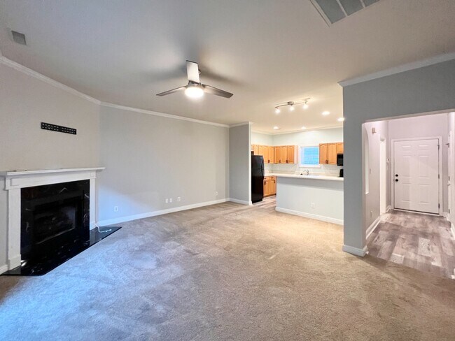 Building Photo - Spacious 2 Bed Condo!