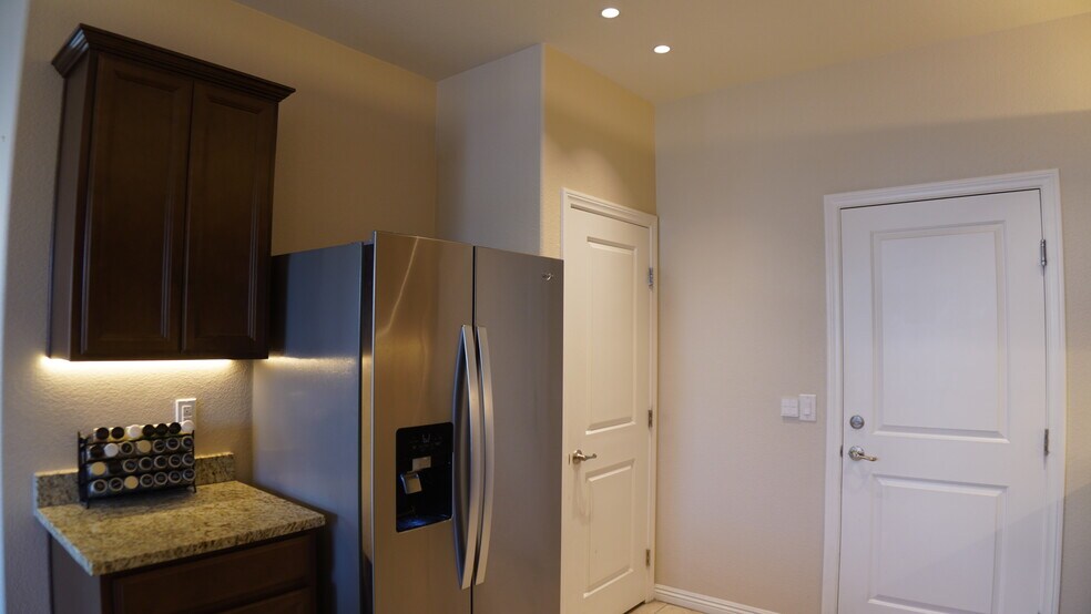 Building Photo - 5532 Autumn Cliffs Way
