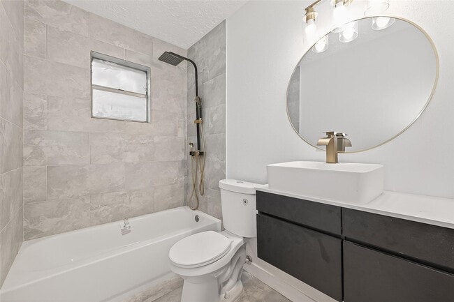 Building Photo - 16235 La Terra Dr