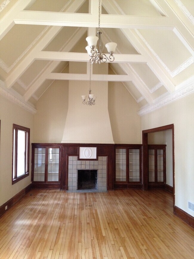 Building Photo - 2704 E Hartford Ave