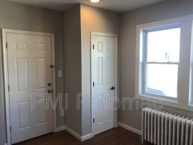 Building Photo - 344 Main St