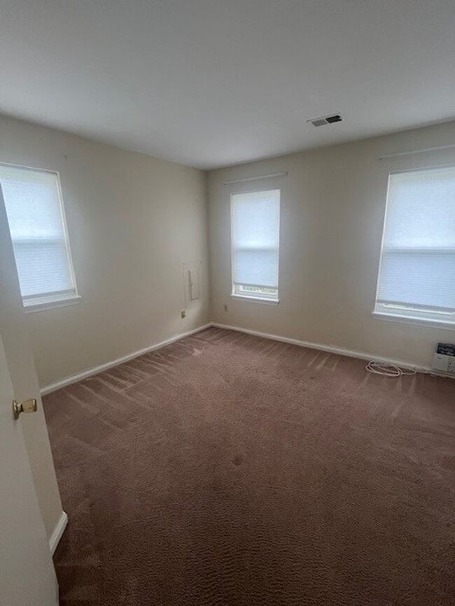 Building Photo - LOVELY CAPE COD WITH 4 BEDS, 2 BATHS AND G...