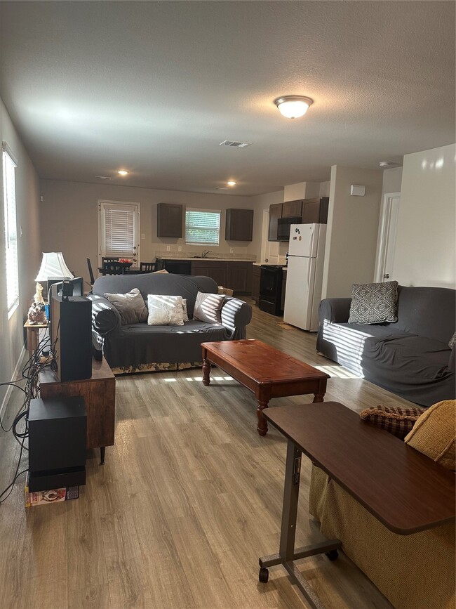 Building Photo - 411 Armstrong St