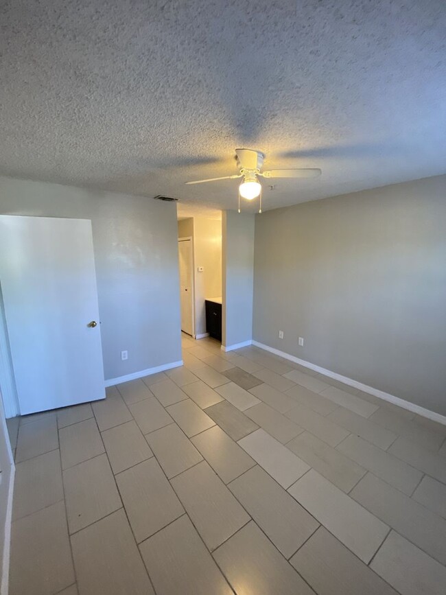 Building Photo - 1 Bedroom/1 bathroom 1st Floor condo with ...