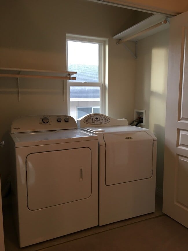 Building Photo - NEW CARPET THROUGHOUT| 2-Bedroom Townhome with Garage