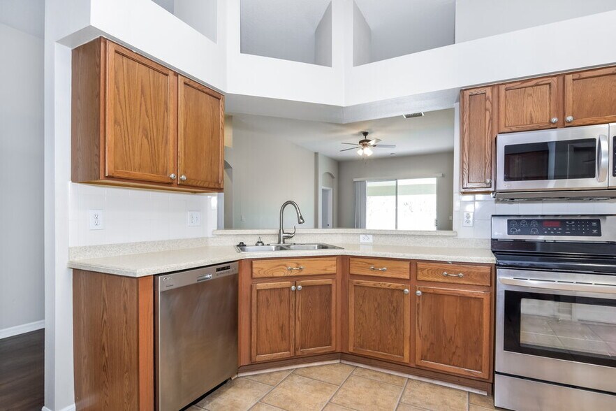 Building Photo - 812 Lesa Glen Pl
