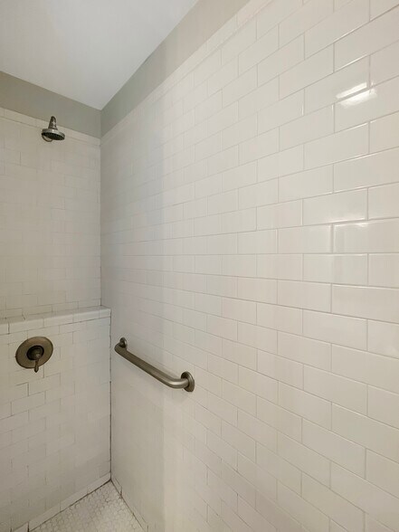 Building Photo - 637 N 32nd St