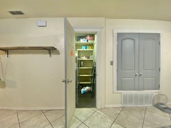 Building Photo - PRE- LEASING NOW for 2 bed 2 bath updated ...