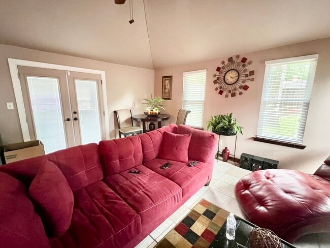 Building Photo - 6500 Lakewood Dr