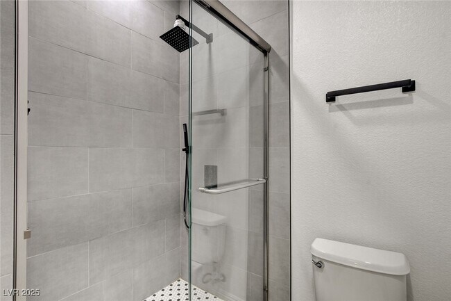 Building Photo - 8125 Chestnut Hollow Ave