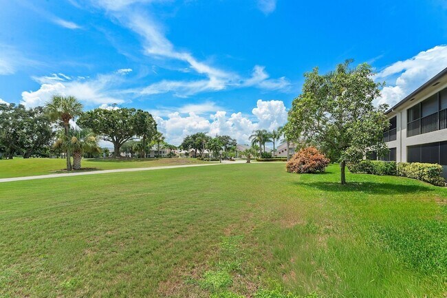 Building Photo - 1502 Pinecrest Cir