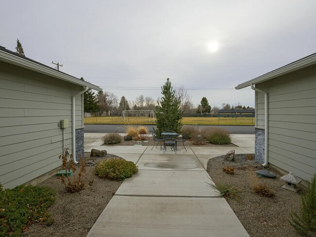 Building Photo - 1549 SW Kalama Ave