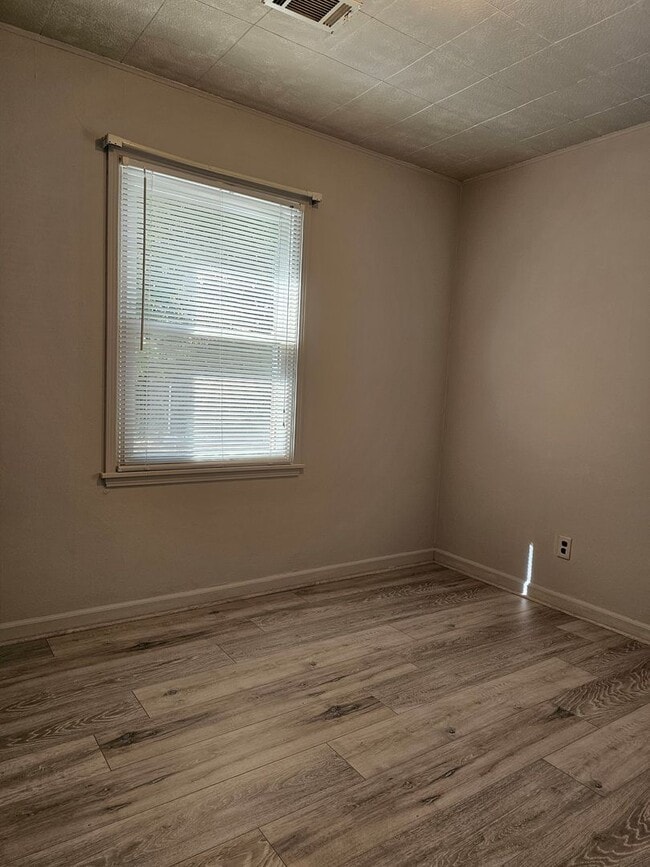 Building Photo - Very updated, cozy two bedroom across from BGHS