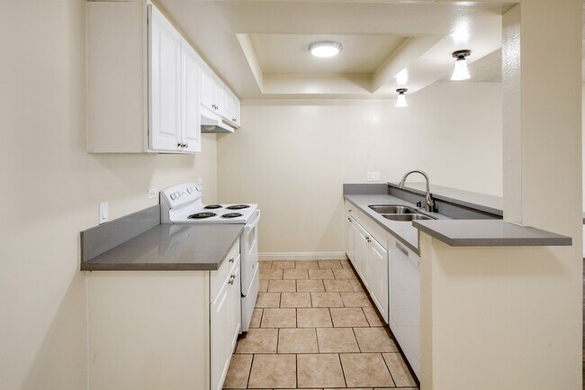 Building Photo - 451 S Harvard Blvd