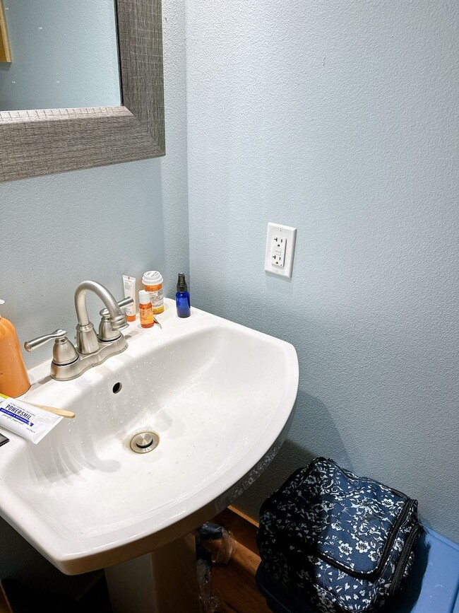 Building Photo - PRELEASING: 3 bdrm/1.5 bath house near WWU + Fairhaven