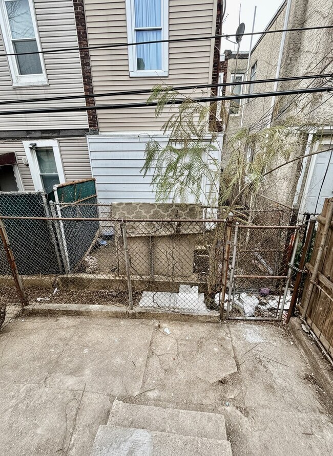 Building Photo - 2072 Pickwick St