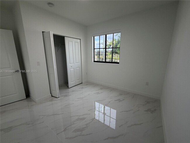 Building Photo - 2308 E 4th Ave