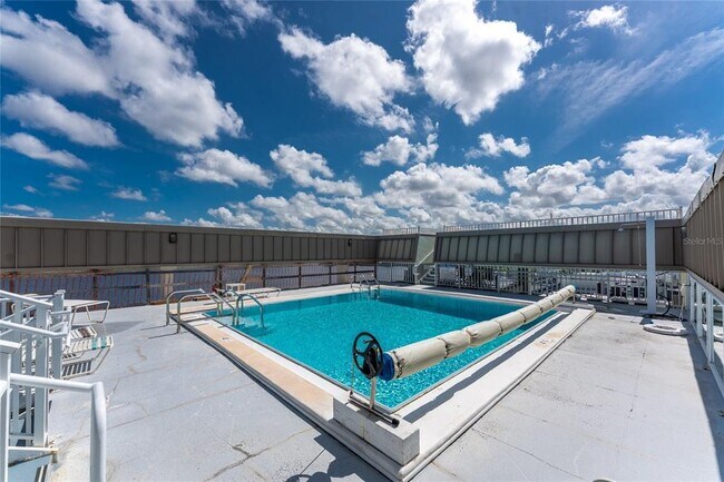 Building Photo - 1500 Park Beach Cir