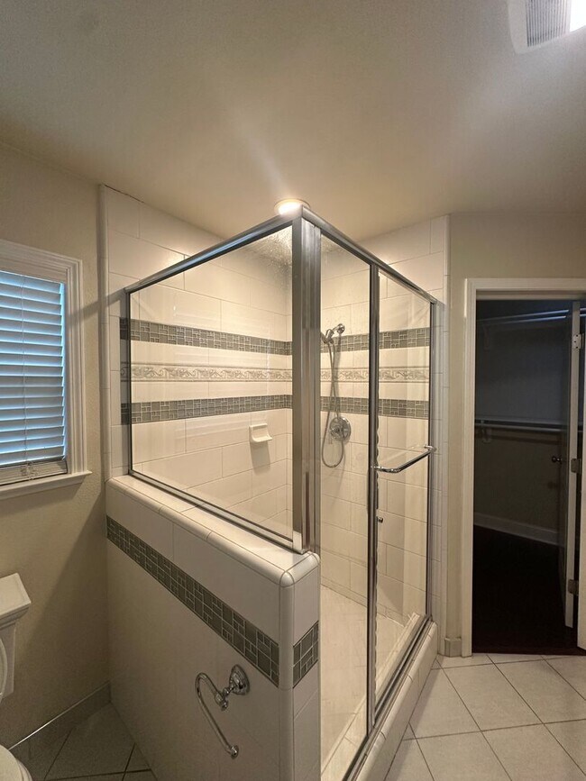 Building Photo - Gorgeous, 3 bedroom, 2.5 bath home, ready for move in