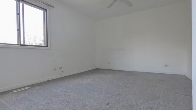 Building Photo - 1401 Knoll Dr