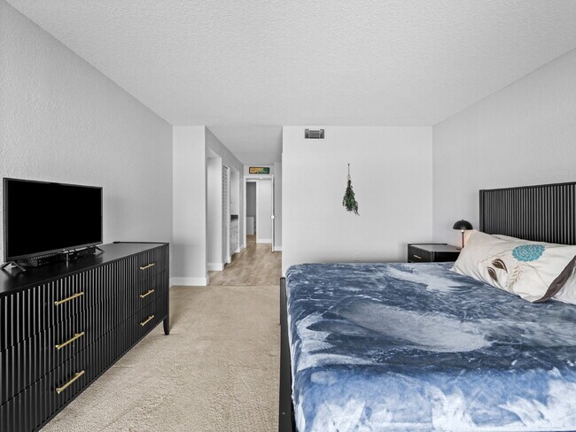 Building Photo - Four Seasons River Front Condo