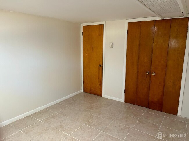 Building Photo - 1471 Thomas Ave