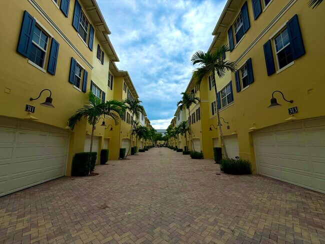 Building Photo - 319 Flamingo Dr