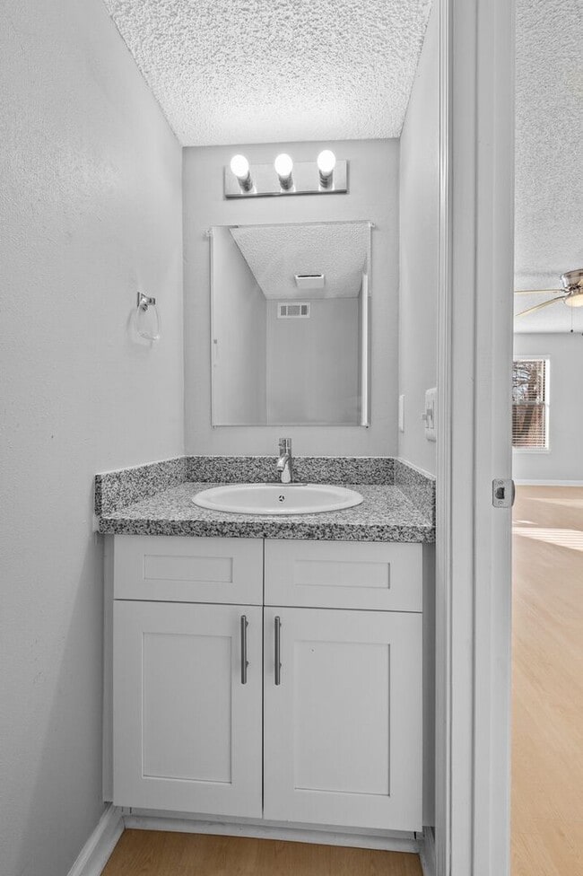 Building Photo - Modern 3-Bed, 2.5-Bath Apartment with Granite Kitchen & New Appliances!