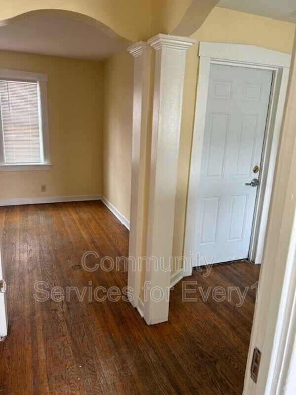 Building Photo - 247 Roesch Ave
