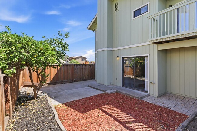 Building Photo - Great 3 Bedroom Townhome with Garage!