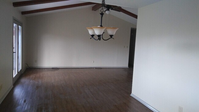 Building Photo - 2401 Mariposa Ln