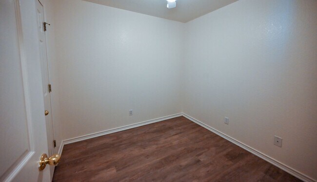 Building Photo - 3 bed 2 bath Duplex Decatur TX